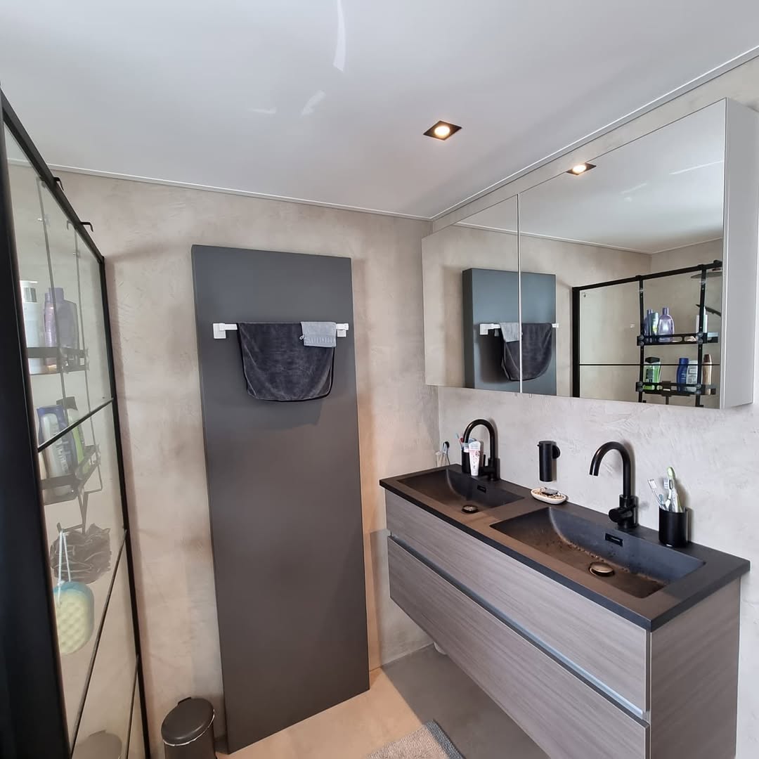 Warme en Luxe Badkamer Afwerking