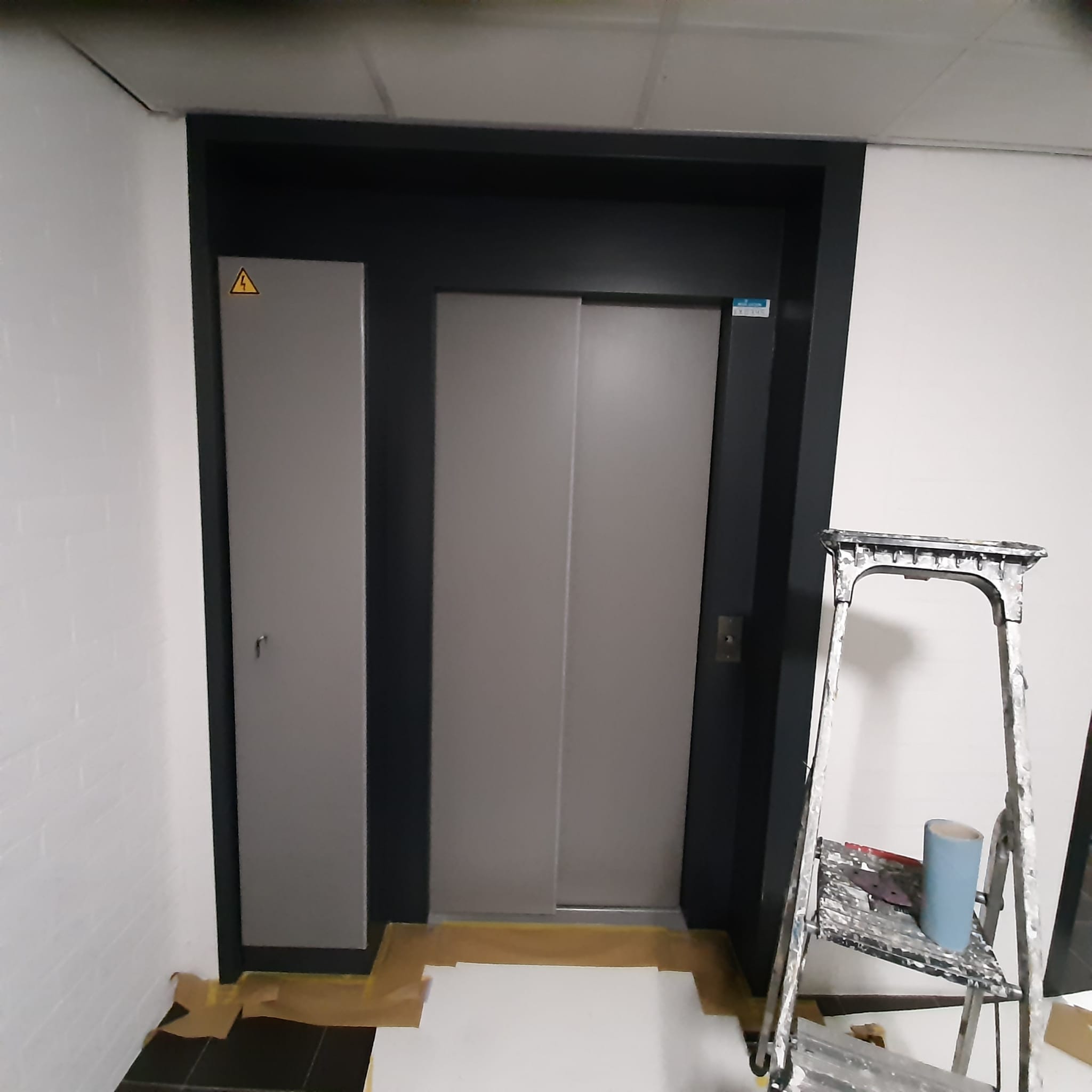Lift Ombouw VVE Complex - Professioneel Buitenschilderwerk Elst