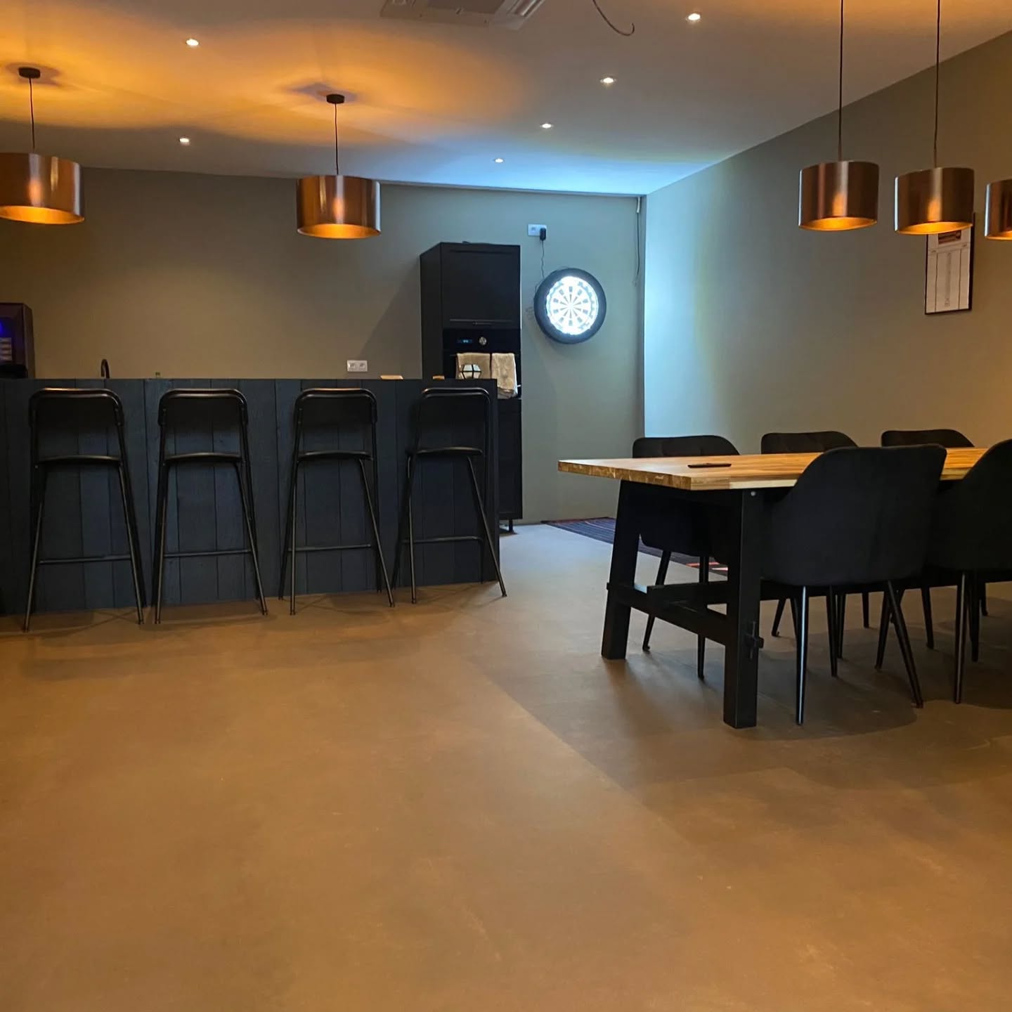 Strak Stucwerk in Taupe Tint - IJmuiden