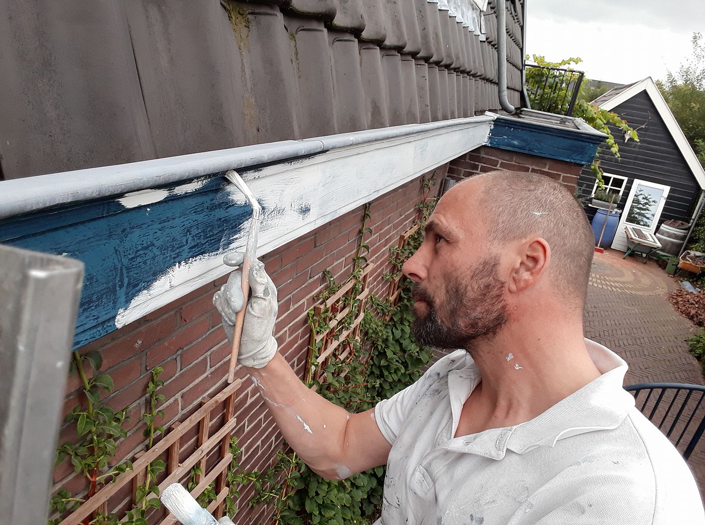 Eigenaar van Dé Schildersvakman aan het werk