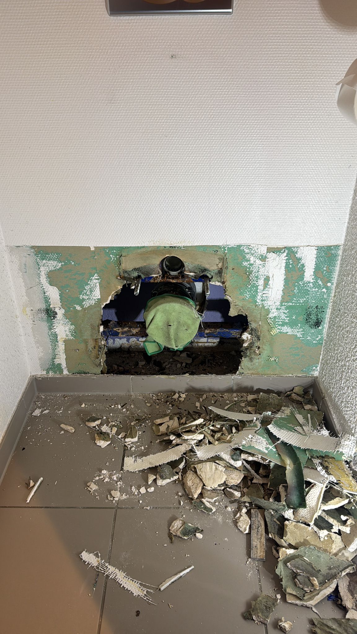 Reparatie wanden door lekkage toiletten