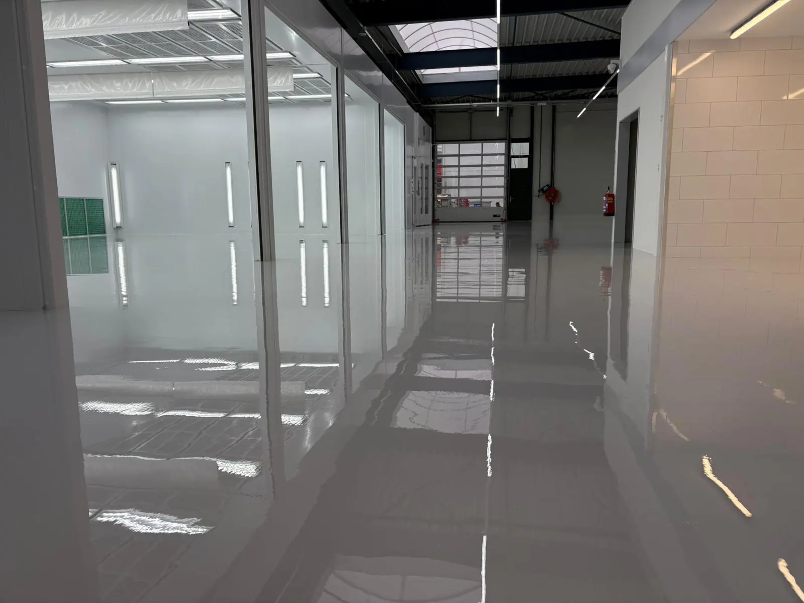 Epoxy Gietvloer Autoschadeherstelbedrijf Velserbroek – 650 m²